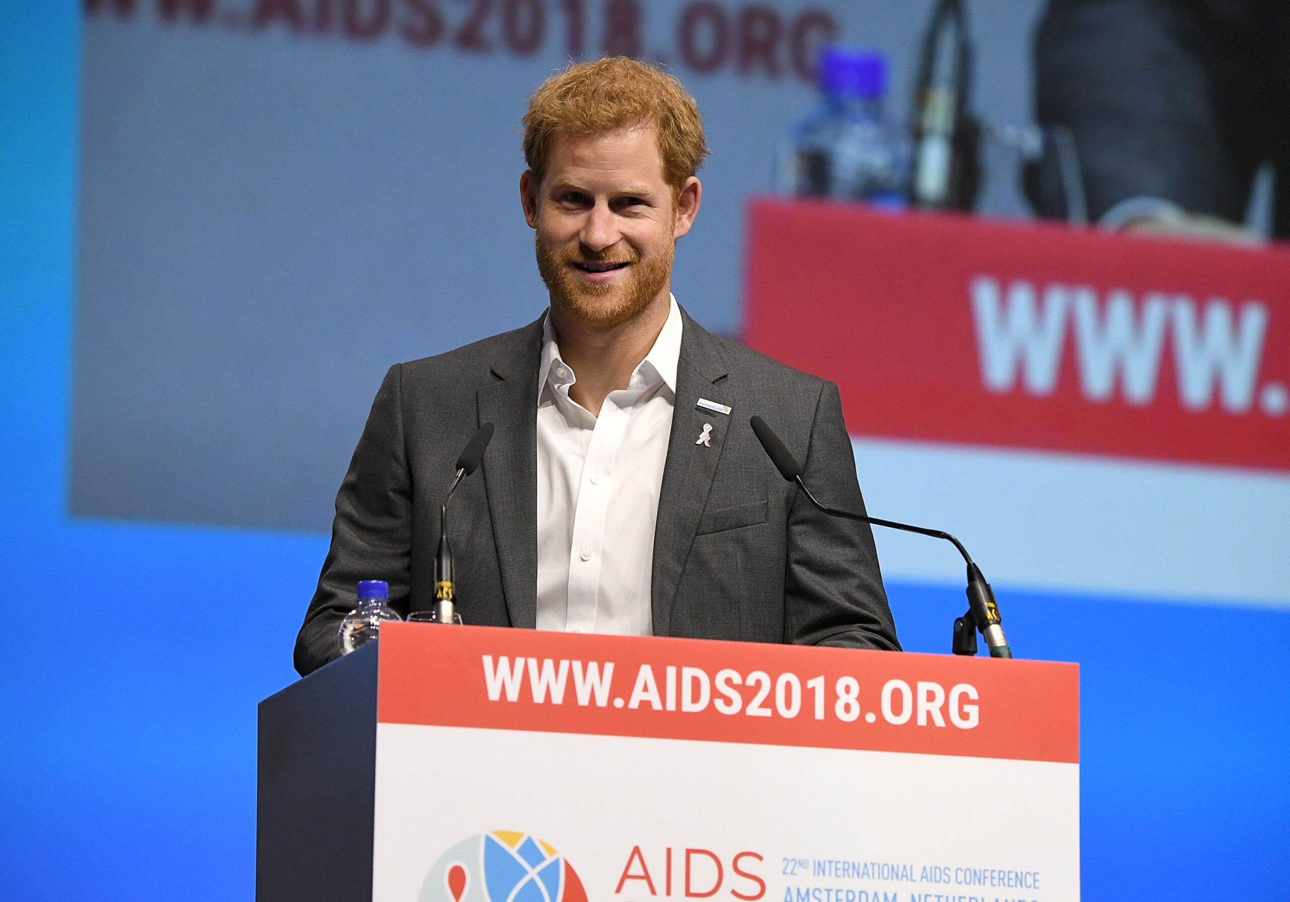 Διάσημοι σε κοινό μέτωπο κατά του AIDS με καμπάνια-μήνυμα