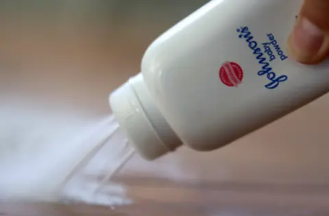 Johnson & Johnson: 966 εκατ. δολάρια σε οικογένεια λόγω βρεφικού ταλκ