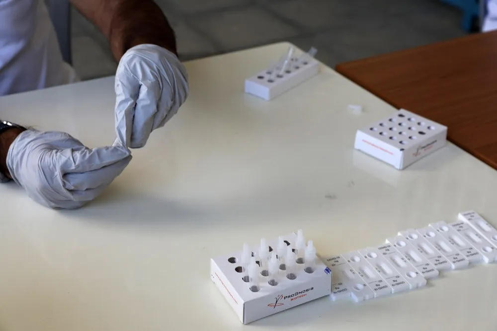 COVID-19 και γρίπη σε χαμηλά επίπεδα – Τι δείχνει η τελευταία έκθεση του ΕΟΔΥ