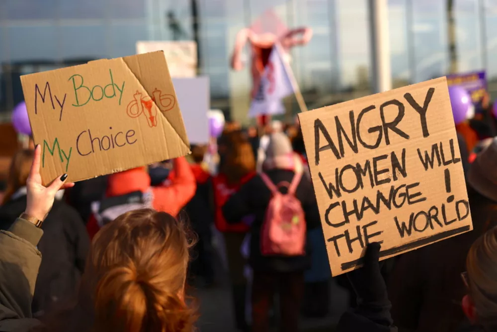 Ευρώπη: Πίεση στις γυναίκες για άμβλωση – Η Διεθνής Αμνηστία προειδοποιεί