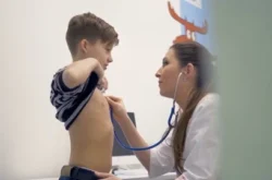 doctor-examining-child-using-stethoscope-footage-084271092_iconl