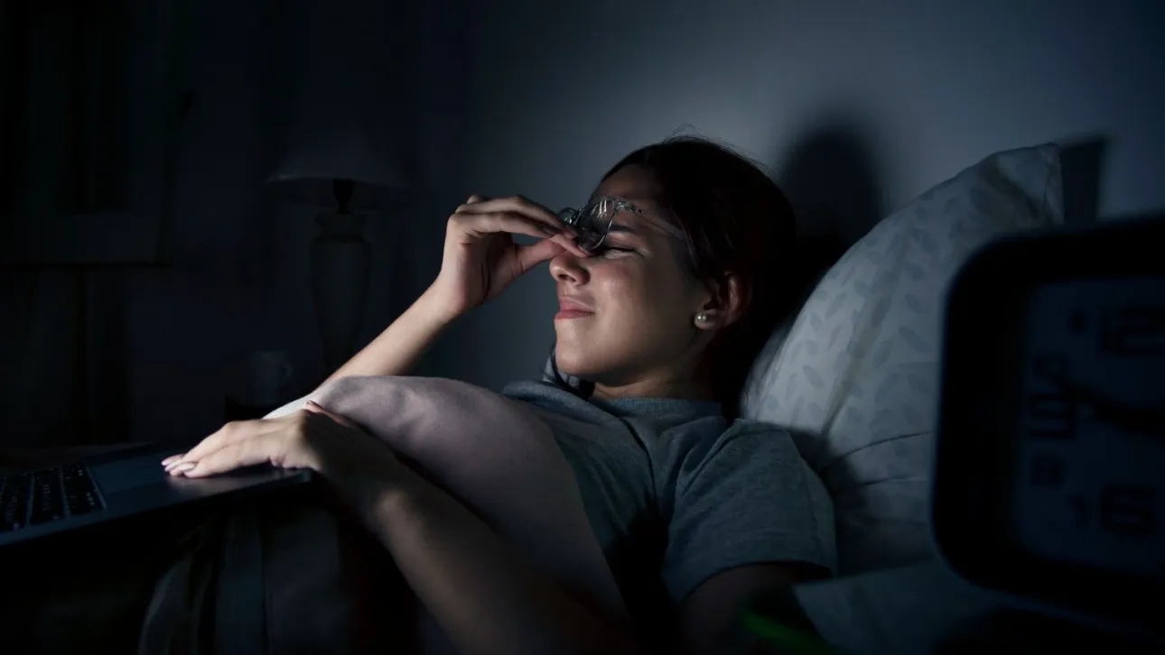 Πώς η αϋπνία φθείρει τους νευρικούς άξονες και την εγκεφαλική απόδοση