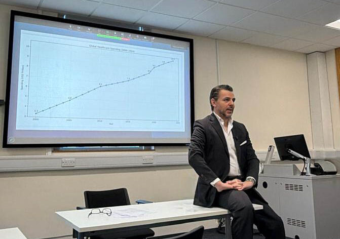 Ο Πρόεδρος του Ομίλου Ιατρικού Αθηνών μιλά για το μέλλον της Υγείας στο Cambridge