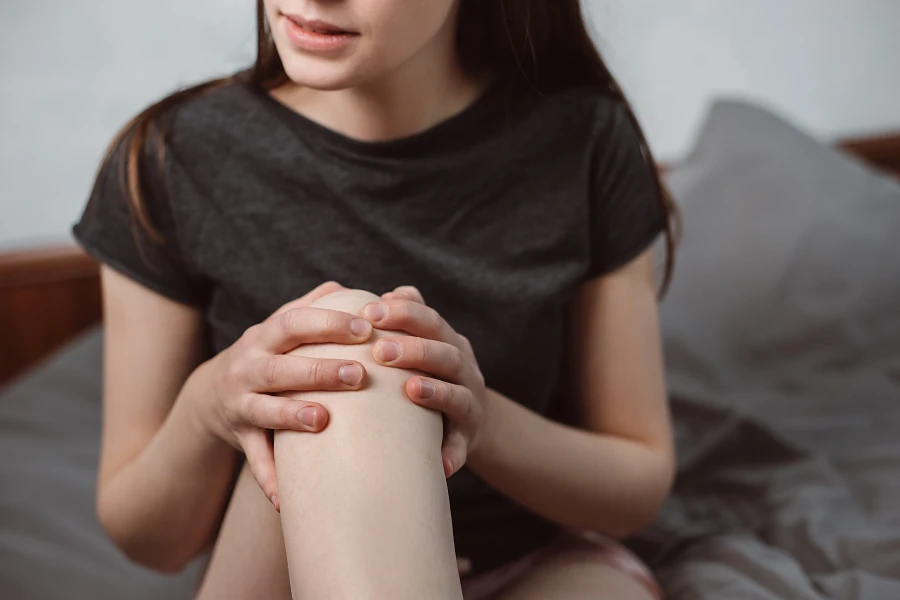 Tι προκαλεί τους νυχτερινούς πόνους στα γόνατα και πώς αντιμετωπίζονται