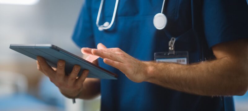 i-enosi-asthenon-elladas-chairetizei-tin-parousiasi-tis-platformas-health-iq