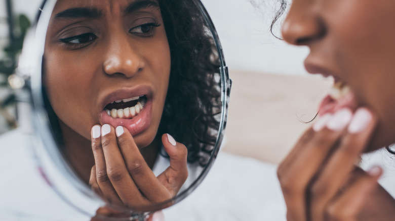 Τι δείχνει το ξαφνικό πρήξιμο στα χείλη και πότε χρειάζεται γιατρός