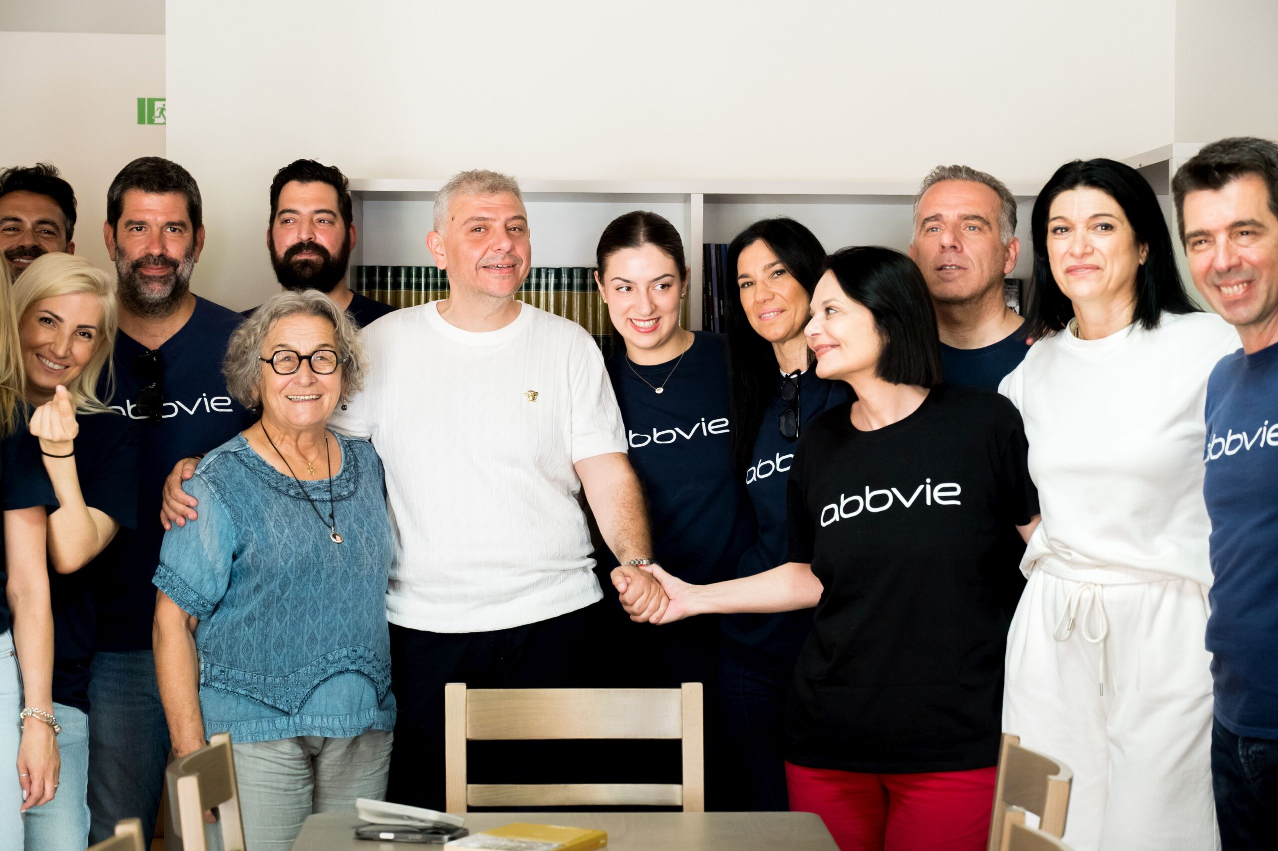 Οι άνθρωποι της AbbVie γίνονται μια «αλυσίδα φροντίδας» για την κοινωνία